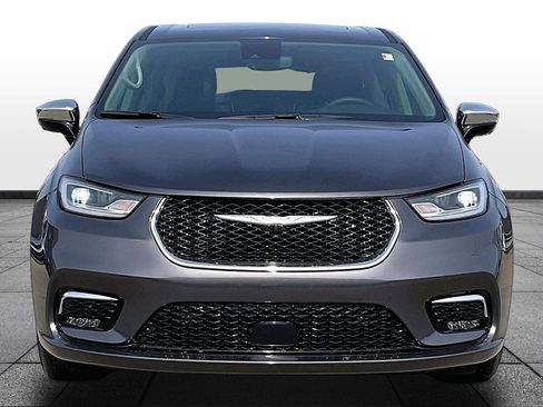 Used 2023 Chrysler Pacifica Limited image 3