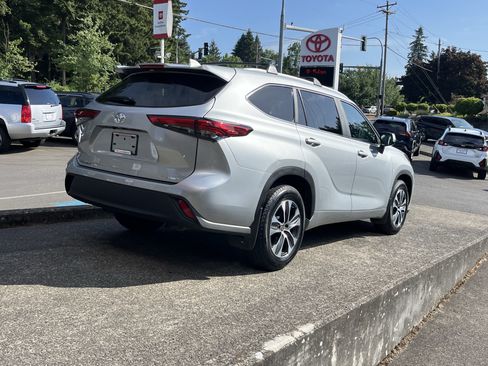 Used 2023 Toyota Highlander XLE AWD/4WD image 8