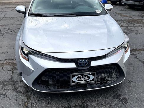Used 2021 Toyota Corolla LE FWD image 3