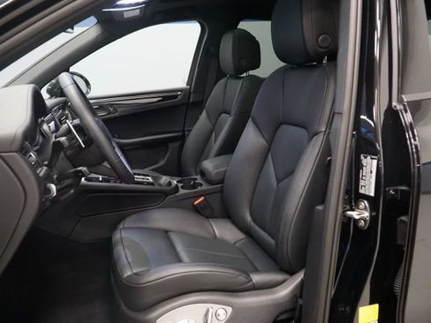 Certified 2026 Porsche Macan AWD/4WD image 5