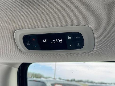 Used 2023 Chrysler Pacifica Touring-L image 13