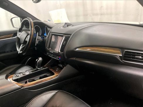 Used 2018 Maserati Levante GranLusso image 14