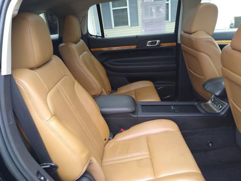 Used 2010 Lincoln MKT AWD image 16