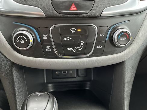 Used 2021 Chevrolet Equinox LS image 18