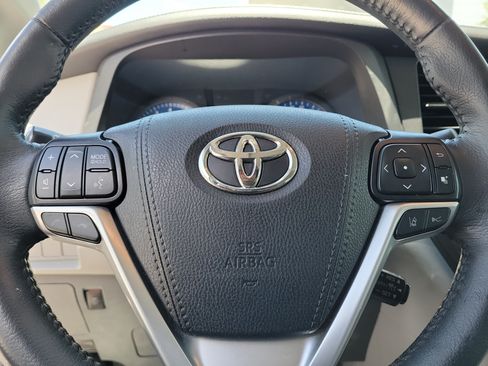 Used 2020 Toyota Sienna XLE w/ XLE Navigation Package FWD image 23