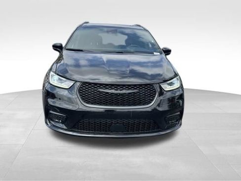 Used 2025 Chrysler Pacifica Limited FWD image 2