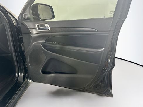 Used 2018 Jeep Grand Cherokee Laredo image 30