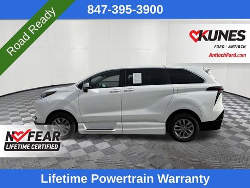 Used 2025 Toyota Sienna LE image 8