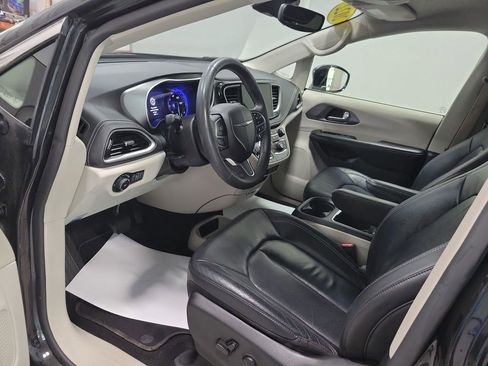 Used 2022 Chrysler Pacifica Touring-L AWD/4WD image 34