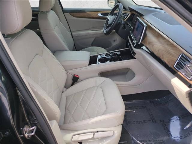 Used 2025 Volkswagen Atlas SE AWD/4WD image 19