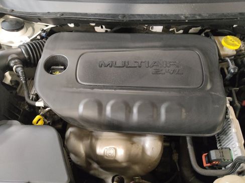 Used 2019 Jeep Cherokee Latitude Plus FWD image 30