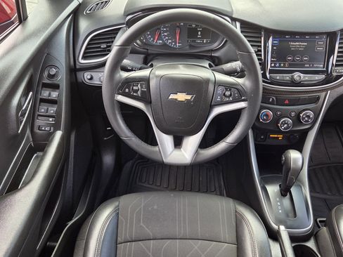 Used 2022 Chevrolet Trax LT w/ LT Convenience Package image 6