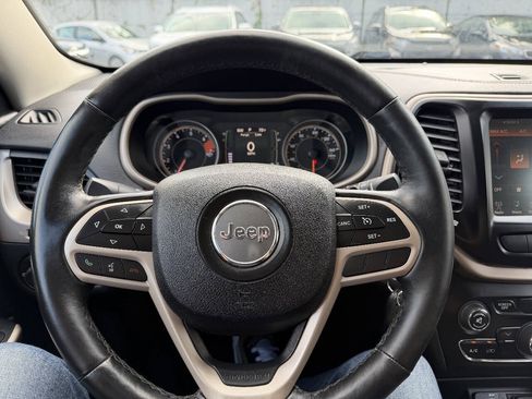 Used 2017 Jeep Cherokee Latitude w/ Safety/Convenience Group AWD/4WD image 15