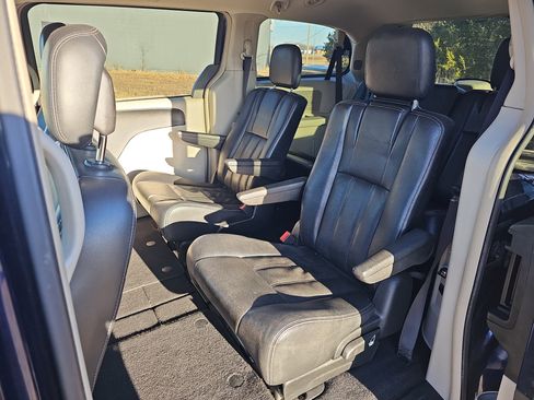Used 2013 Chrysler Town & Country Touring image 13