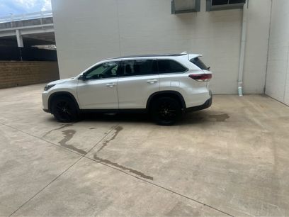 Used 2019 Toyota Highlander SE