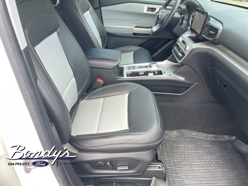 Used 2024 Ford Explorer XLT w/ Equipment Group 202A RWD image 18