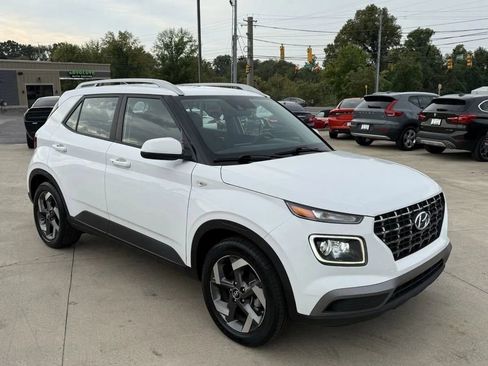 Used 2021 Hyundai Venue SEL w/ Premium Package image 9