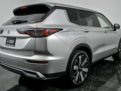 New 2025 Mitsubishi Outlander SE image 8