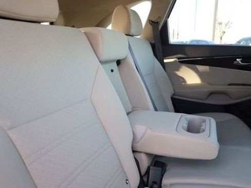 Used 2019 Kia Sorento LX w/ LX Convenience Package image 34