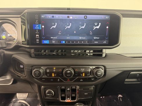 Used 2025 Jeep Wrangler Sahara image 18