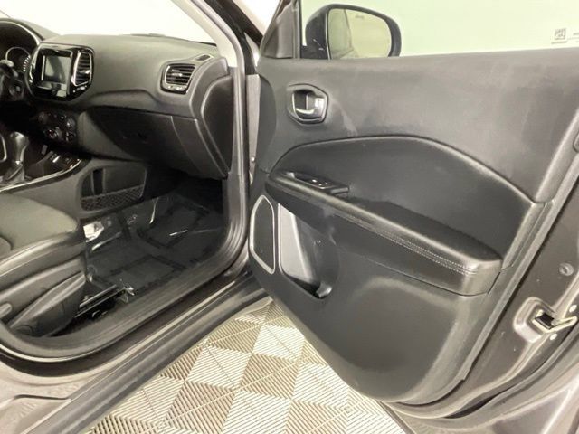 Used 2020 Jeep Compass Latitude FWD image 16