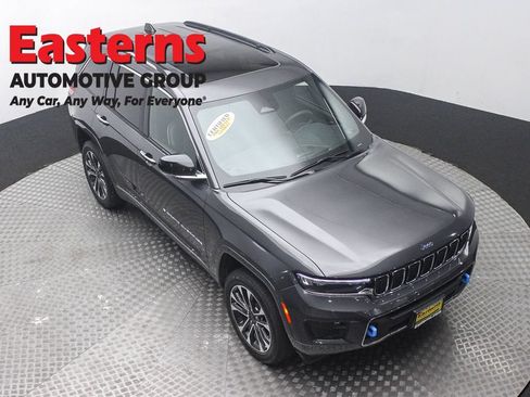 Used 2023 Jeep Grand Cherokee Overland w/ Luxury Tech Group IV AWD/4WD image 3
