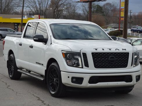 Used 2018 Nissan Titan SV w/ SV Convenience Package image 2