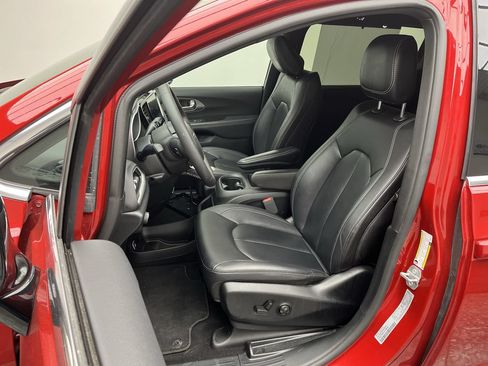 Used 2025 Chrysler Pacifica Select FWD image 9