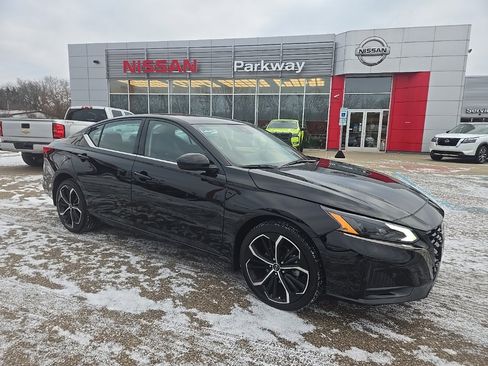 Used 2024 Nissan Altima 2.5 SR w/ SR Premium Package image 1