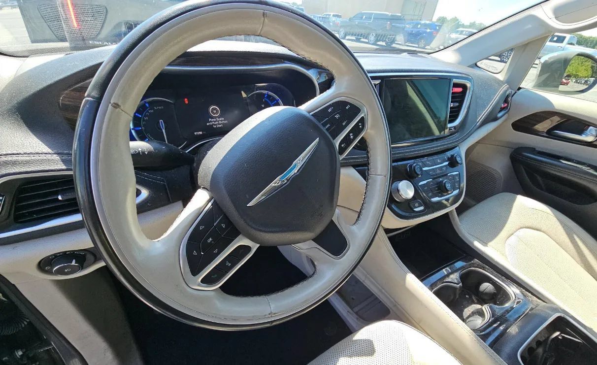 Used 2021 Chrysler Pacifica Limited w/ Uconnect Theater Family Group FWD image 6