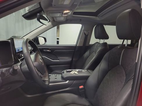 Used 2025 Toyota Highlander XLE image 12