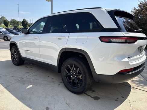 Used 2025 Jeep Grand Cherokee Altitude AWD/4WD image 6