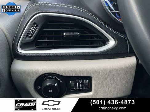 Used 2023 Chrysler Pacifica Touring-L image 14