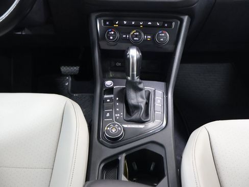 Used 2018 Volkswagen Tiguan SE image 20
