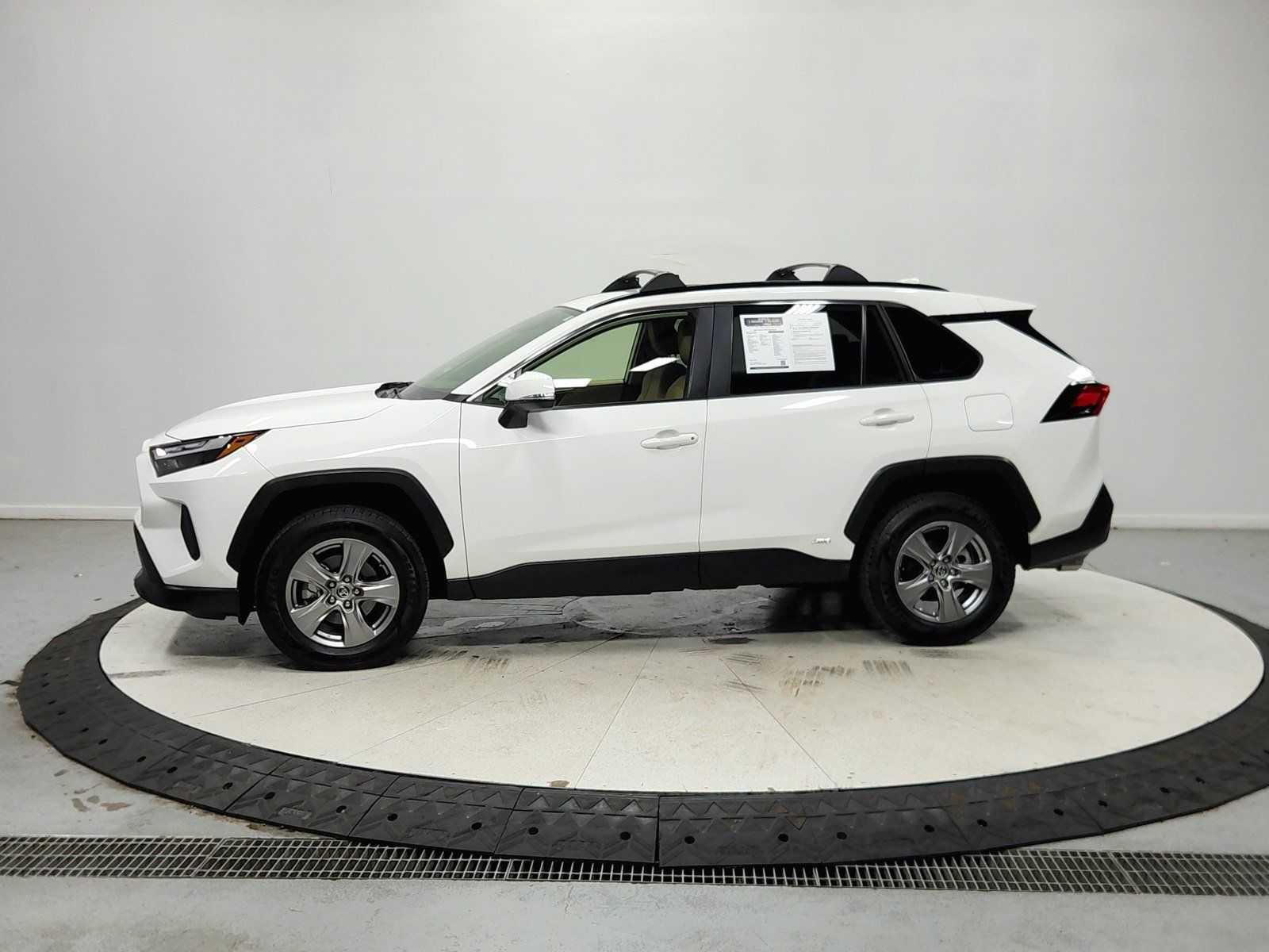 Used 2023 Toyota RAV4 LE AWD/4WD image 5