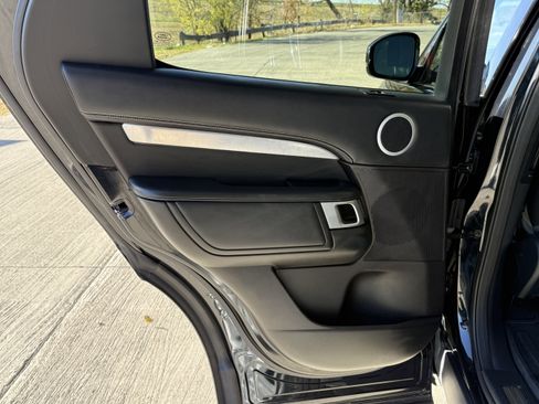 Used 2017 Land Rover Discovery First Edition image 40