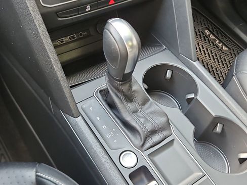 Used 2020 Volkswagen Atlas Cross Sport SE image 16