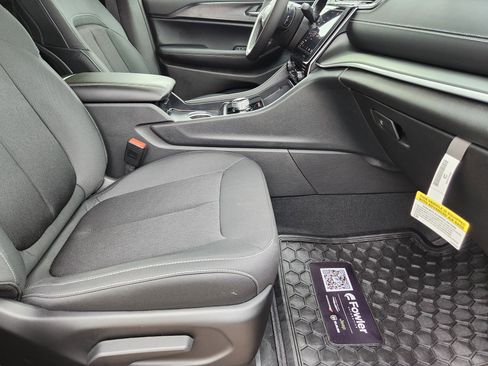 New 2025 Jeep Grand Cherokee L Laredo image 12