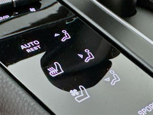 Certified 2025 Porsche Macan image 19