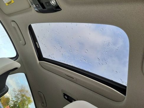 Used 2024 Kia Niro EX Touring image 10