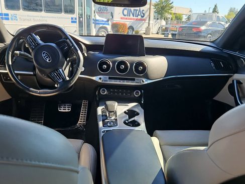 Used 2018 Kia Stinger GT2 image 10
