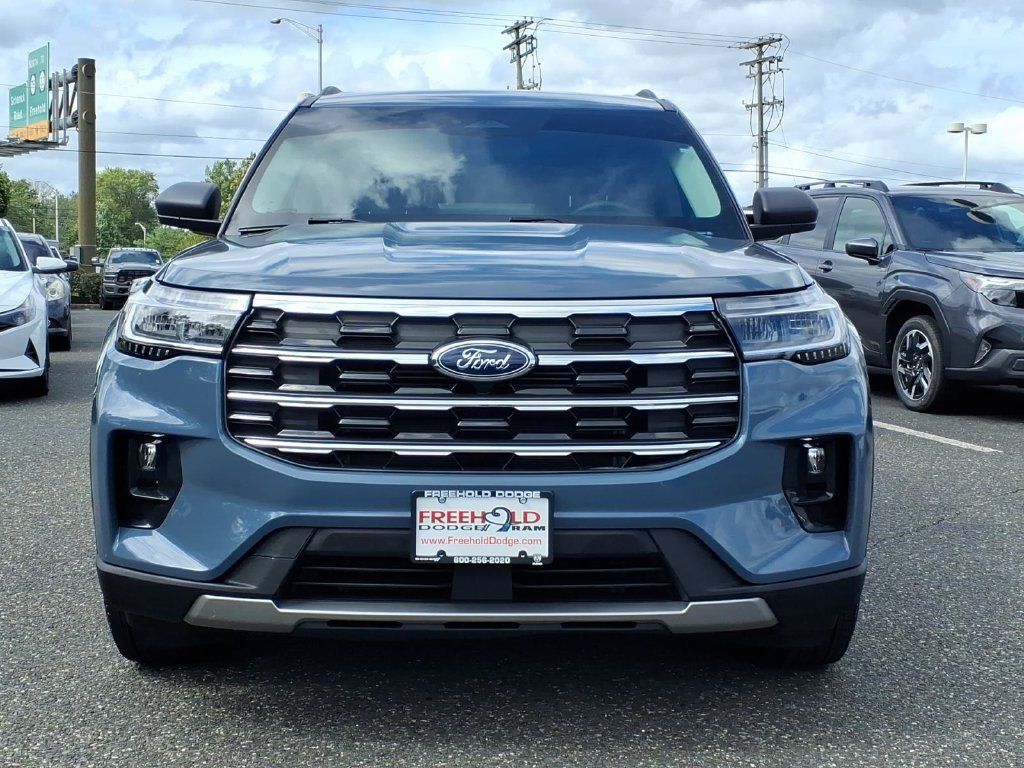 Used 2025 Ford Explorer Active w/ Active Comfort Package AWD/4WD image 2