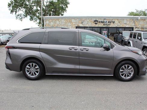 Used 2023 Toyota Sienna LE w/ LE Plus Package FWD image 8