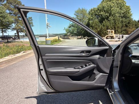 Used 2025 Nissan Altima 2.5 SL FWD image 9