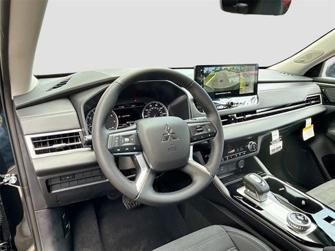 New 2025 Mitsubishi Outlander SE image 15