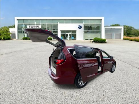 Used 2023 Chrysler Pacifica Touring-L AWD/4WD image 9