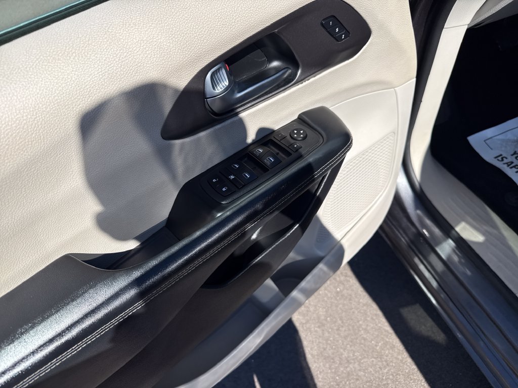 Used 2021 Chrysler Pacifica Touring-L FWD image 11
