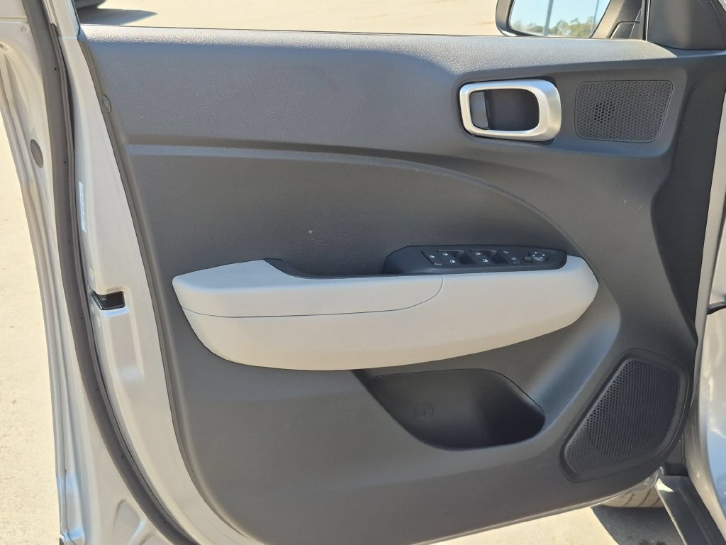 Used 2025 Hyundai Venue SEL FWD image 11