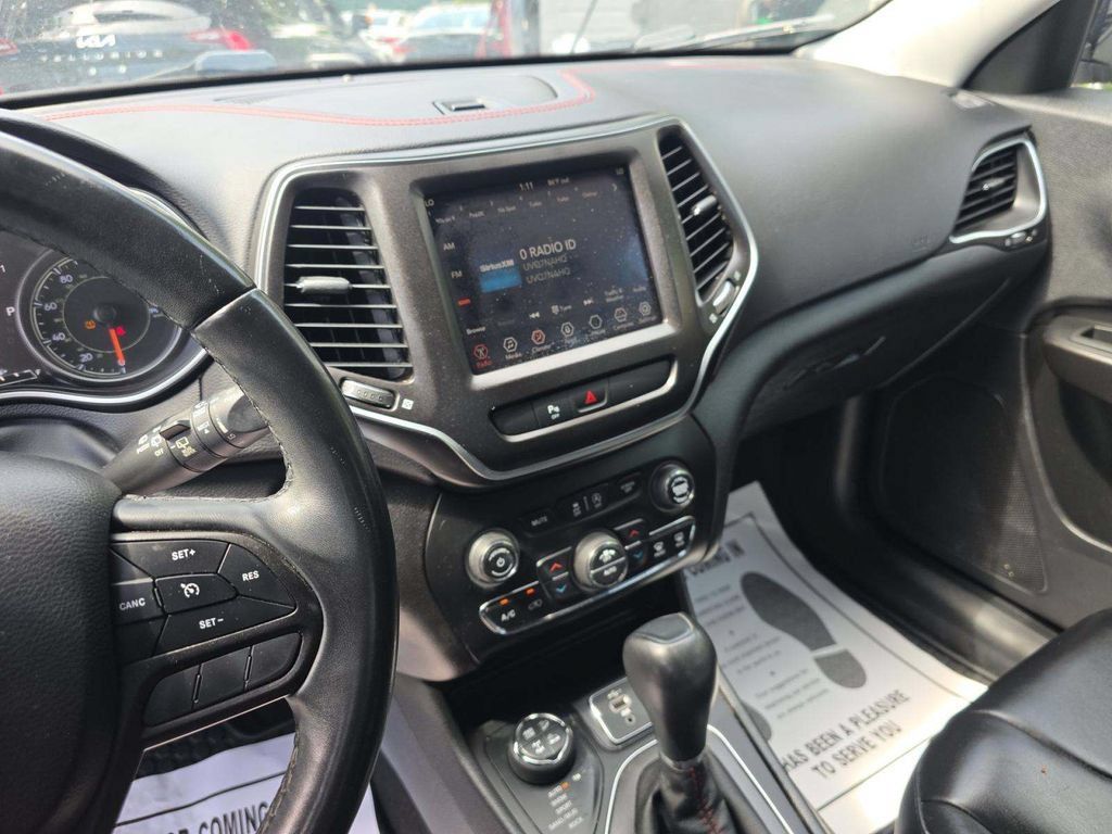 Used 2019 Jeep Cherokee Trailhawk AWD/4WD image 8