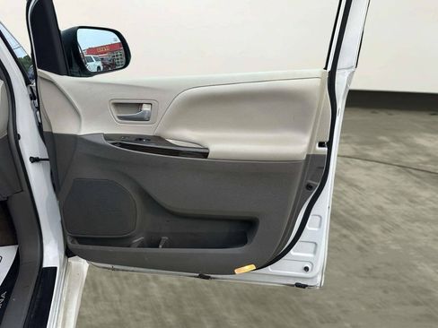 Used 2018 Toyota Sienna XLE FWD image 18